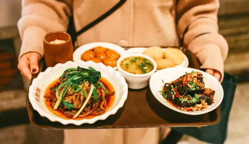 如何让您的小吃店在竞争激烈的市场中脱颖而出?今天,我们就来聊聊通过创新菜品和优质服务吸引顾客的方法。